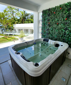 Jacuzzi in Mary's Cove beach resort in Antique